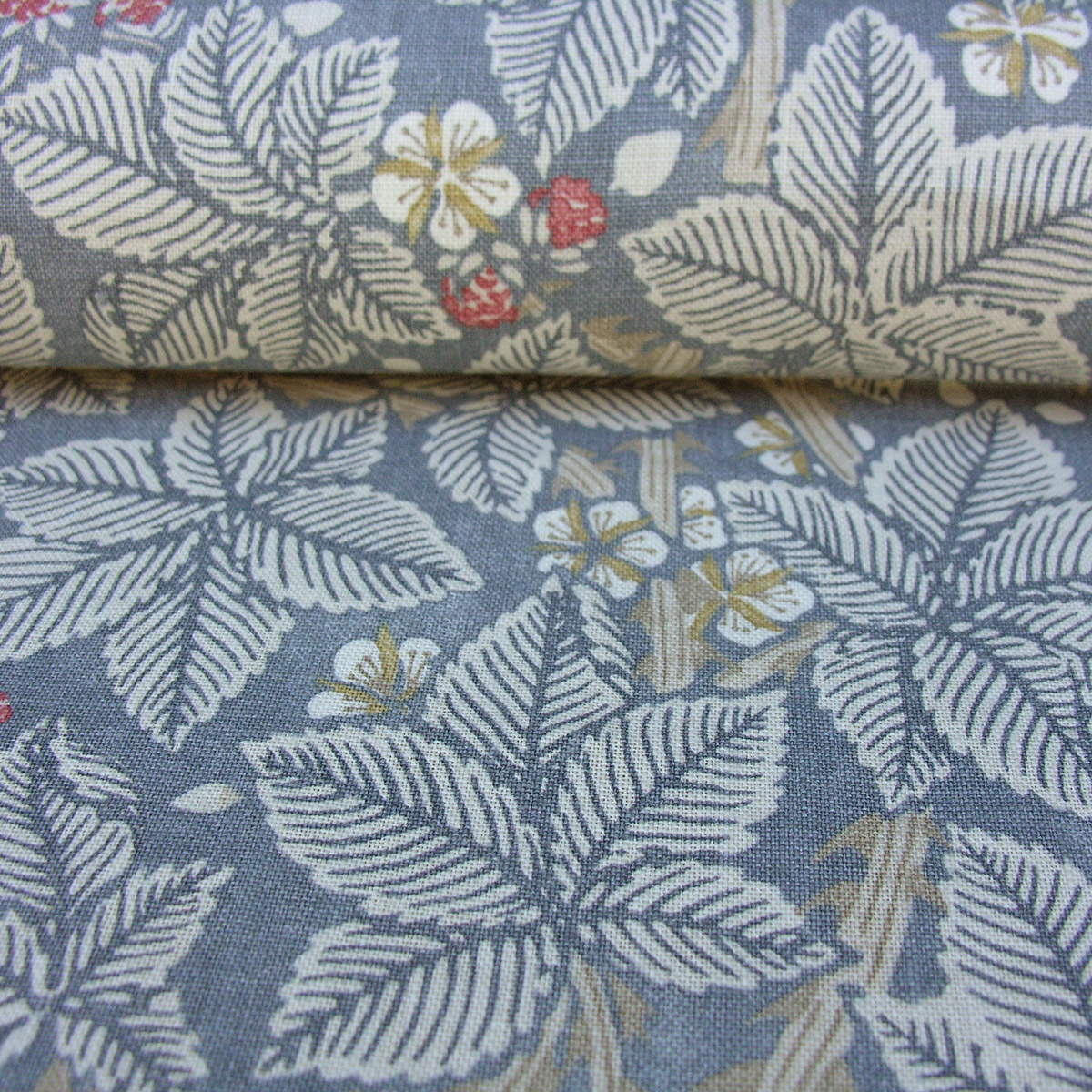 William Morris Bramble - Light Blue and Red - Image 3