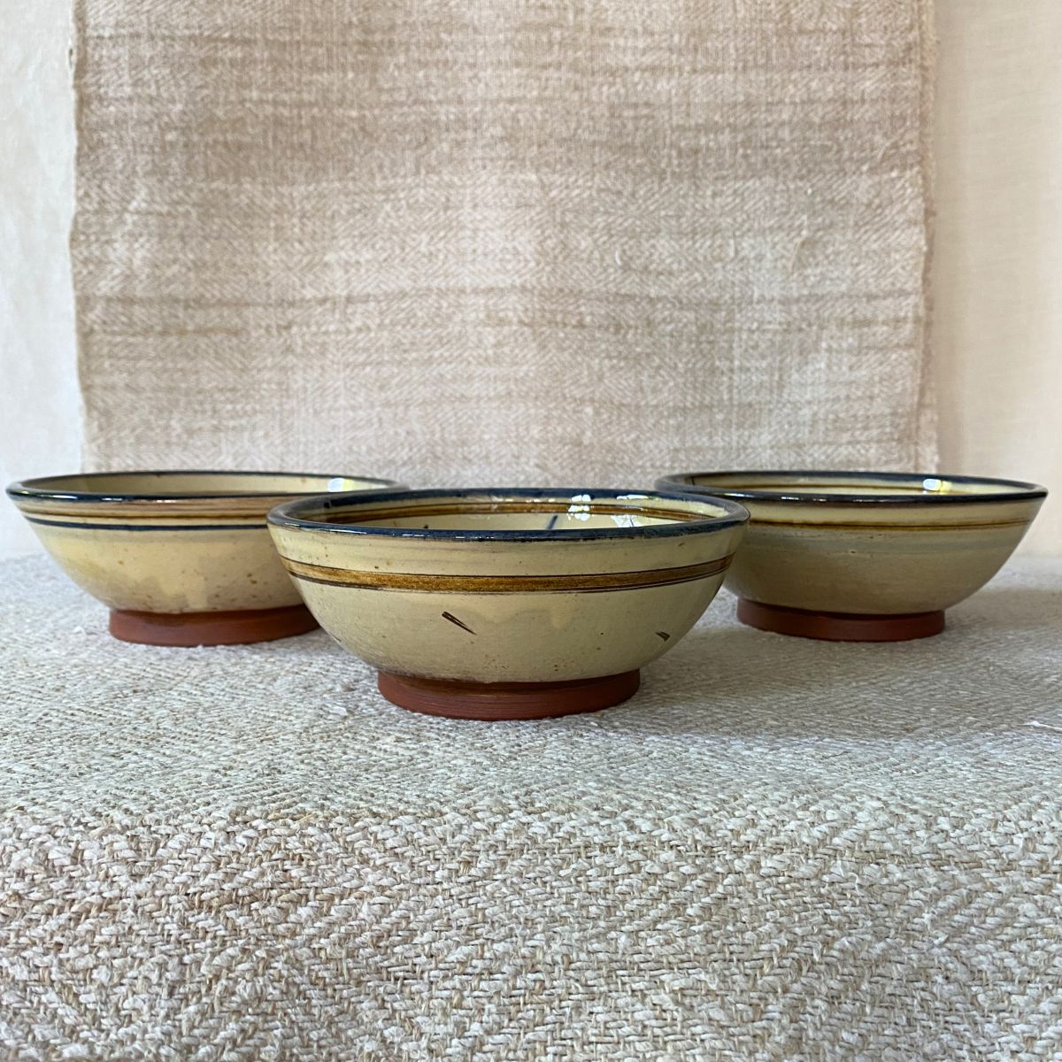 Jennifer Hall Slipware Breakfast Bowl - Fish Trio JHBB3 - Image 2