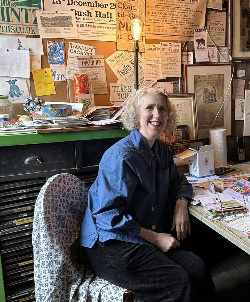 a picture of the artist Marion Elliot
